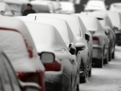 Te zimowe błędy szybko odbijają się na aucie. Kierowcy robią je bez zastanowienia, później płacą