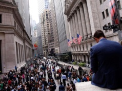 „Sprzedawaj Amerykę, kupuj wszystko inne”. WIG z nowym rekordem i najwyższymi obrotami w tym roku