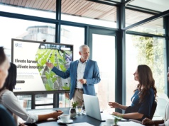 To nie jest zwykła tablica. Newline Elara Pro z Androidem 15 zamienia salę konferencyjną w wielki smartfon