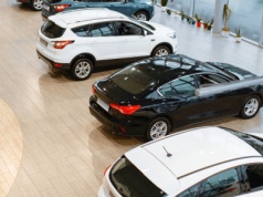 Nowe auto, szybka sprzedaż. Te luksusowe modele znikają z garaży już po kilku miesiącach