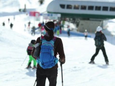 3-latek na stoku próbował wbić kij w oko dziewczynce. "Nie wolno na niego krzyczeć, on jest mały"