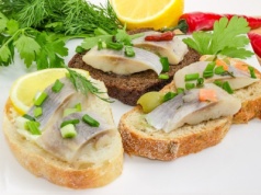 Gdy przychodzą goście, zamiast chipsów podaję te kanapeczki. Nie zostają nawet okruchy