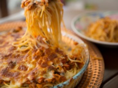 Rodzinny hit z makaronem i serem. Zapiekankę bolognese pokocha nawet niejadek