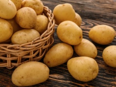 Włóż to do pojemnika z ziemniakami. Nie wypuszczą kiełków aż do wiosny