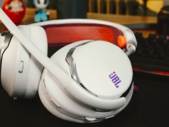 JBL wchodzi w wagę ciężką. Quantum 950 Wireless mają wymienną baterię i stację bazową z bajerami