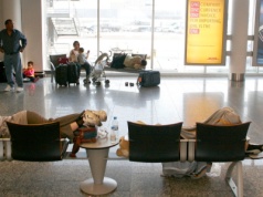 Chaos na lotnisku we Frankfurcie.  Zimowe warunki dają się we znaki Niemcom