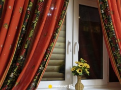 Zasłoń szczelnie zasłony w sypialni. Efekt pojawi się od razu