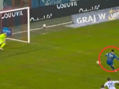 Lech utrzymany przy życiu! Bramkarz obronił rzut karny!