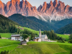 Wioska w Dolomitach ograniczy wjazd turystów. "Niszczą wszystko"