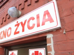 Ktoś zostawił niemowlę w oknie życia w Ostrzeszowie. Chłopczyk od razu trafił do szpitala