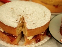 Upiecz biszkopt i... rzuć nim o ziemię. Sama nie wierzyłam, ale to naprawdę działa