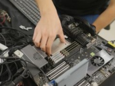 Ekstremalne podkręcanie Intel Xeon 698X. Pobór mocy przekroczył 2100 W