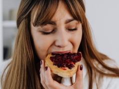 Po obiedzie nie możesz już oddychać, ale wciąż jest miejsce na deser? To sygnał