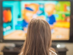 Ile prądu pobiera telewizor? Pieniądze uciekają nawet wtedy, gdy jest wyłączony. Tyle to kosztuje