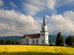 Bezbarwne szyby w kościele św. Barbary. Parafia może stracić 500 tys. złotych