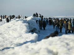 „Kryształy” i zamarznięte molo nad Bałtykiem. Zobacz je, nim odpuści mróz