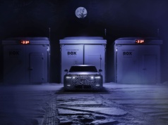 Śmialiście się z „różowej cegły”? Jaguar nic sobie z tego nie robi. 1000-konne GT katuje opony na mrozie