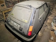 Ten maluch 43 lata gnił w garażu. Ma ciągle naklejane tablice