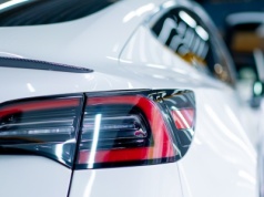 „Szeryf” z białej Tesli zirytował kierowców. Służby podają statystyki