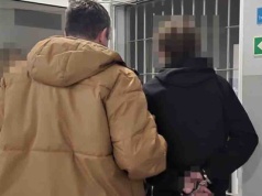 Atak nożownika pod sklepem. Bez powodu zadał ciosy 51-latkowi. Ofiara w ciężkim stanie była operowana