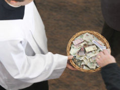 Wiemy, ile wierni z Krakowa przekazali na tacę, by pomóc Ukrainie