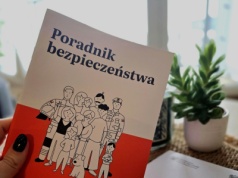 Darmowy "Poradnik bezpieczeństwa" sprzedawany w sieci za zawrotne kwoty