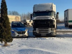 Zamarzał w zepsutej ciężarówce. Policjanci przybyli w ostatniej chwili