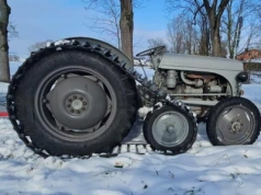 Zabytkowy Massey Ferguson na półgąsiennicach: sprawdza się w gospodarstwie szczególnie zimą!