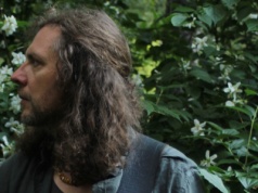 Multidyscyplinarnie w IMO Galerii – muzyka, poezja i mapping na starosądeckim rynku