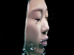 K-ONNECTION: Dorota Grzegorczyk w projekcie „The Song Of Glass Waves” zachwyca magią światła, wody i szkła