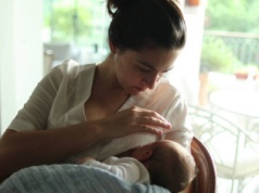 Tak reaguje większość rodziców przy zakrztuszeniu noworodka. Ratownicy mówią wprost: to błąd