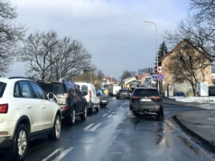 Utrudnienia na ulicy Wolności w Cieplicach po zderzeniu dwóch pojazdów