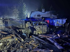 Pożar w Wymysłowie. Spłonęło pomieszczenie gospodarcze i część domu