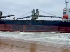 Statek osiadł na plaży w Turcji. Był wcześniej celem ataku na Morzu Czarnym