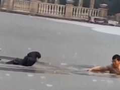 Dziecko tonęło pod załamanym lodem. Ojciec rzucił się na pomoc