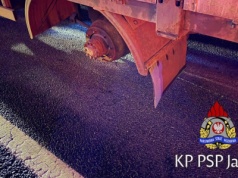 Od ciężarówki oderwało się koło i siało zniszczenie na drodze