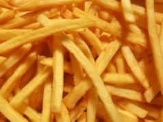 Zasypuję frytki i smażę starym sposobem. Wychodzą chrupiące i nie nasiąkają tłuszczem