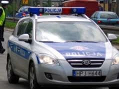 Mazdą w słup, a potem w rów