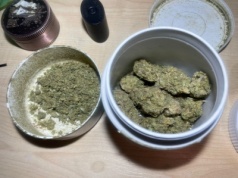 Narkotyki w bagażniku Volvo. Policjanci z Mokotowa zatrzymali podejrzanego