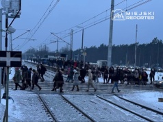 Paraliż na kolei. Pasażerowie tłumnie czekają na składy