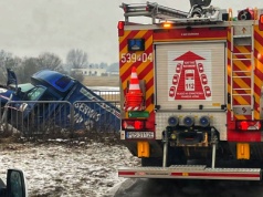 Busem spektakularnie wypadł z drogi (ZDJĘCIA)