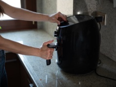 Dlaczego airfryer nie dopieka spodu? To nie jest kwestia przepisu