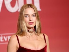 Płaszcz w czekoladowym kolorze. Tak nosi go Margot Robbie