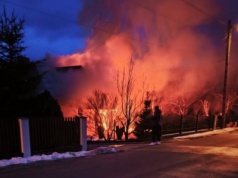 Barcice: płonie budynek. Zagrożone sąsiednie zabudowy