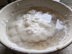 Z paczki kładą ją prosto na twarz, ten trik stosowały nasze babcie. Teraz wraca do łask jako maseczka