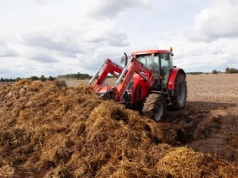 Składowanie odpadów i obornika na skraju polu. Co wolno rolnikowi, a za co grożą kary?
