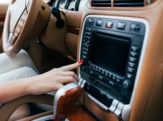 Zimą większość kierowców wyłącza ten przycisk. Specjaliści ostrzegają przed skutkami tej decyzji