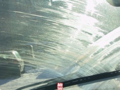 Wycieraczki zostawiają smugi na szybie? Zanim je wymienisz, spróbuj zrobić jedną rzecz