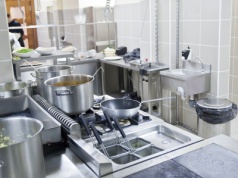 Masowe zatrucie po niedzielnym obiedzie w knajpie. W mięsie "niespodzianka"