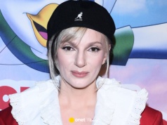 Sarsa promuje swój singiel na premierze. W stylizacji postawiła na trzy kolory